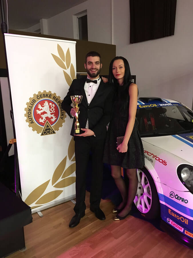 Pavel Paseka a jeho přítelkyně s trofejí